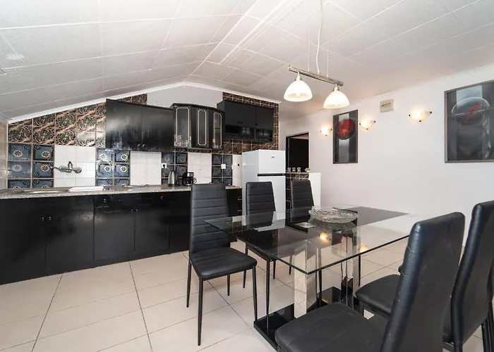 Lovely In With Wifi Апартаменты