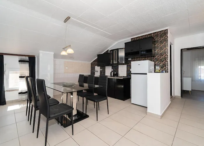 Lovely In With Wifi Апартаменты